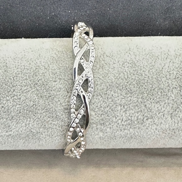 Silver Tone, Braided, Hinged Bangle Bracelet w/Clear Crystals. Vintage. - Picture 4 of 10